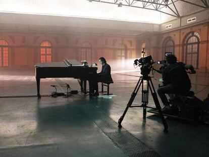 Nick Cave tot sol a l'Alexandra Palace, Londres, amb el seu piano mentre una càmera filma per al concert en 'streaming'. Va ser el 23 de juliol.