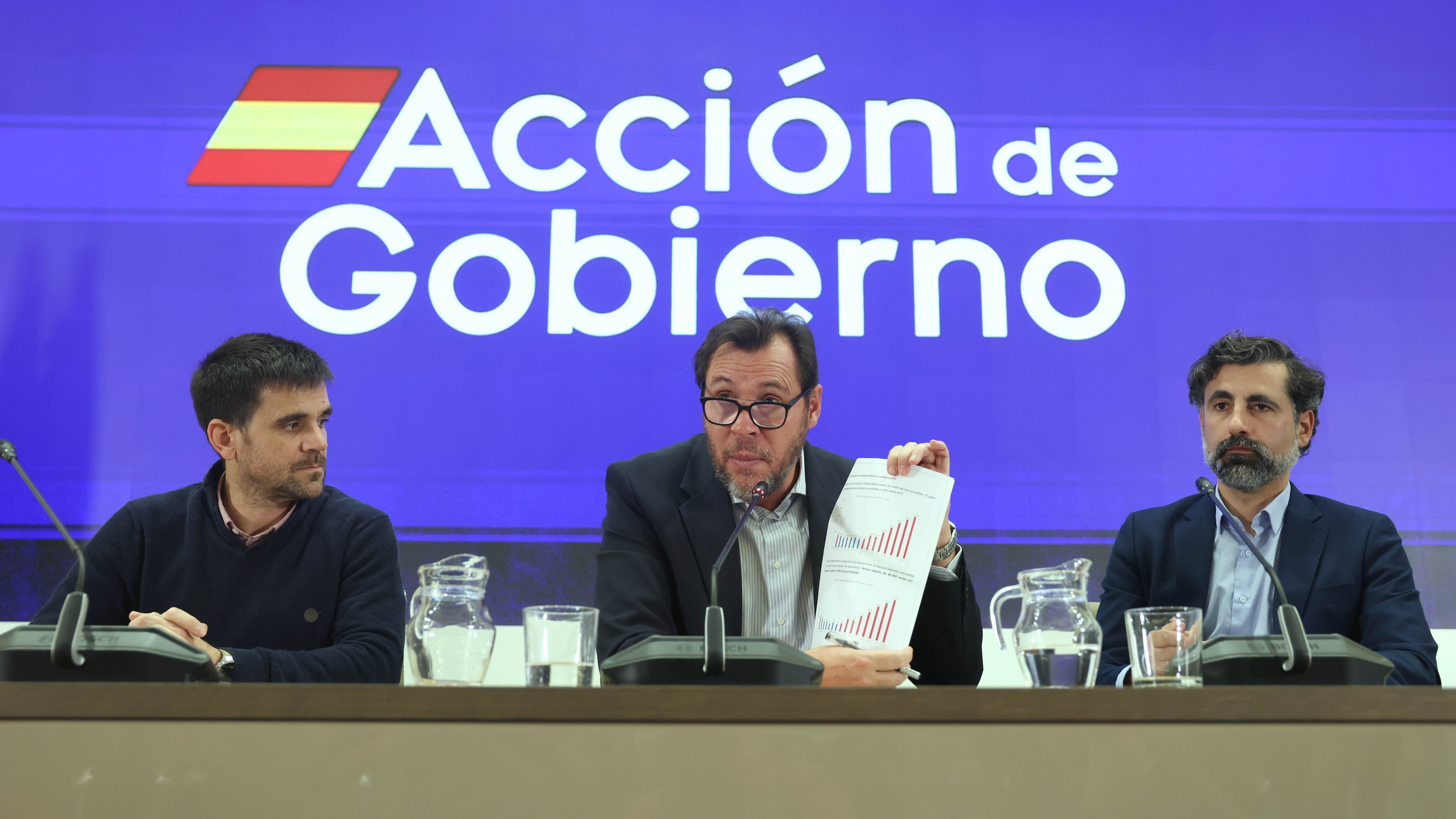 El ministro de Transportes y Movilidad Sostenible, Óscar Puente, junto al director de Tráfico de Adif, Ángel García de la Bandera, y al director de Operaciones de Renfe, José Alfonso Gálvez , durante una rueda de prensa, en el Ministerio de Transportes y Movilidad Sostenible.
