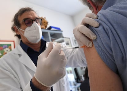 Un sanitario administra la vacuna contra el coronavirus en Roma el 2 de abril.