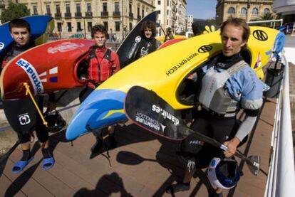 Edu Etxeberria minutos antes de lanzarse al agua para entrenar con el equipo del Club Náutico de San Sebastián.