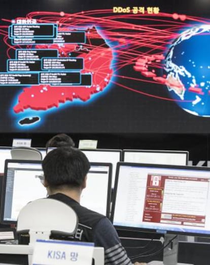 Una pantalla en la Agencia de Seguridad e Internet de Corea, en Seúl, muestra la expansión del virus WannaCry, hoy lunes.