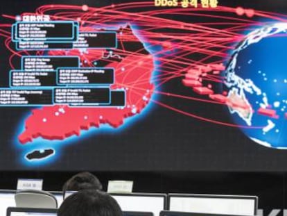 Una pantalla en la Agencia de Seguridad e Internet de Corea, en Seúl, muestra la expansión del virus WannaCry, hoy lunes.