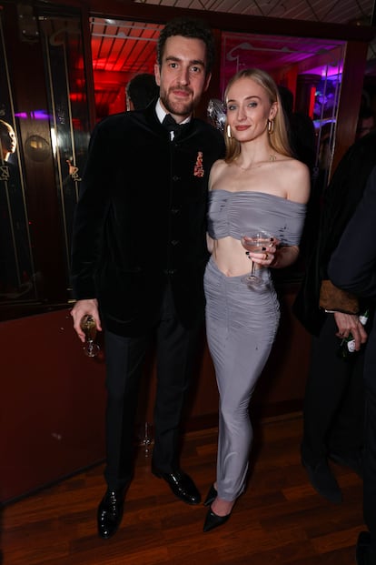 Sophie Turner y Peregrine Pearson. En septiembre de 2023, tras un año de disputas legales, la actriz de 'Juego de Tronos' se divorció del cantante Joe Jonas y, cuatro meses después, en enero de este año, la intérprete hizo oficial en Instagram su nueva relación con el heredero británico Peregrine Pearson al compartir fotos de su último viaje juntos. Un mes más tarde, la pareja hizo su primera aparición pública durante las celebraciones del Año del Dragón de Stanley Zhu en el Dixie Queen (Londres). Personas cercanas a Turner comentaron a ‘US Weekly’ que la actriz no tenía pensado enamorarse tan rápido después de su divorcio, pero que la conexión con el aristócrata fue inmediata. “La atracción física está ahí, pero lo más importante es que Perry trata a Sophie con respeto y le hace reír, algo que ella valora enormemente”, comentó la fuente.