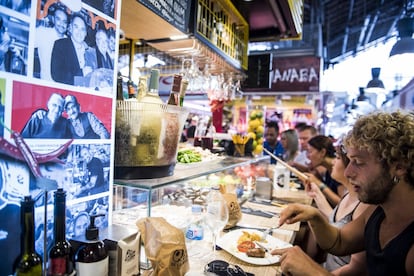 No podía faltar, hablando del Raval, el mercado de La Boqueria, donde todos quieren acercarse a la barra de Quim Márquez, donde se sirven sublimes platos a base de huevos y cocina de mercado elaborada con productos de proximidad.Mercado de La Boqueria (La Rambla, 91). Teléfono: +34 933 01 98 10.