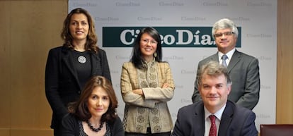 De izquierda a derecha, de pie: Ximena Carazza, de ProMéxico; Lorena Sepúlveda, de ProChile, y Bernardo Muñoz, de la Embajada de Perú; sentados: Marcela Astudillo, de ProColombia, y Juan Ruiz, de BBVA.