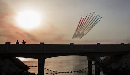 Aviones de la escuadrilla acrobática de la Real Fuerza Aérea Británica Red Arrows actúa en una exhibición en Manama (Baréin).