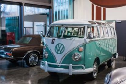 Exposición de coches clásicos en Schuppen 1, edificio que simboliza la recuperación urbanística de la zona industrial de Überseestadt, en Bremen.