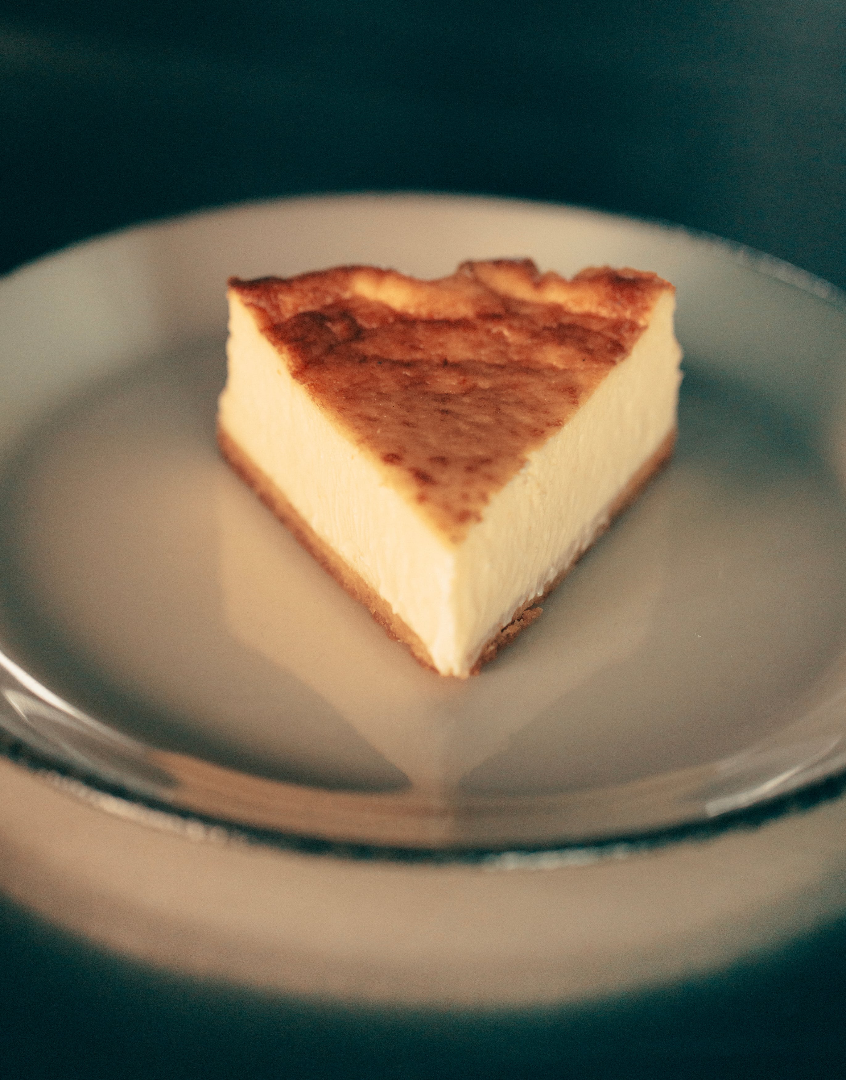 26/10/2024 - Reportaje sobre tartas de queso. Pan Delirio, Madrid - ©Erea Azurmendi    ----PIEFOTO----    Porción de tarta de queso del obrador madrileño Pan.Delirio, con base de harina de roscón de Reyes y queso Idiazabal ahumado. 