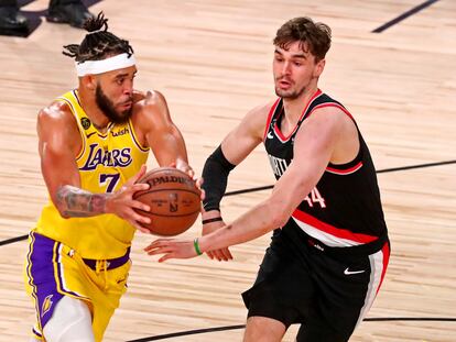 Hezonja intenta frenar a McGee en un Lakers-Portland, en agosto de 2020.