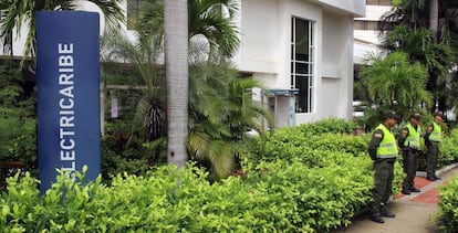 Policías custodian la sede de Electricaribe en Barranquilla, Colombia.