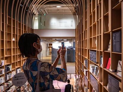 Interior de la nueva Biblioteca Murakami en la Universidad Waseda de Tokio.