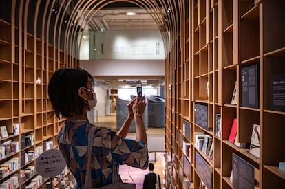 Interior de la nueva Biblioteca Murakami en la Universidad Waseda de Tokio.