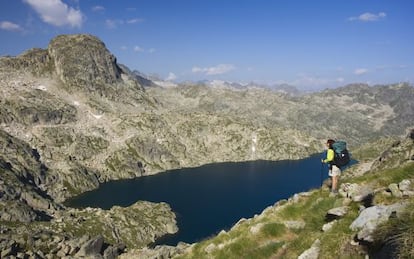 Senderista en el parque nacional de Aigüestortes, en el Pirineo catalán.