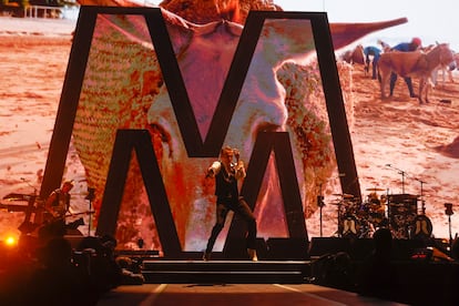 Panorámica del escenario, anoche. De izquierda a derecha: Martin Gore (guitarra), Dave Gahan (voz) y Christian Eigner (batería). 
