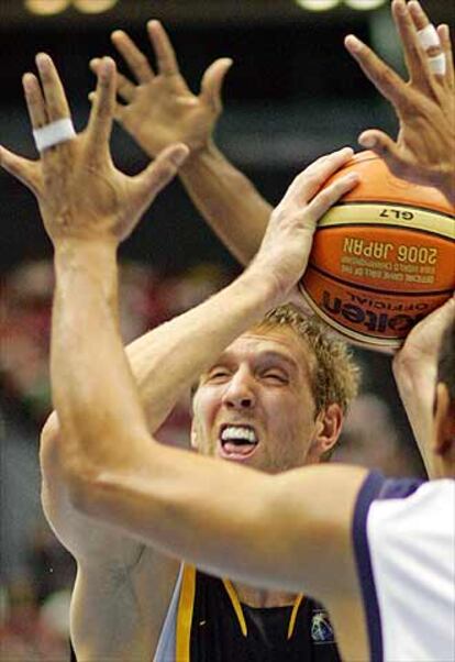 Dirk Nowitzki, jugador alemán de los Mavericks de Dallas, en una jugada del partido frente a Panamá.