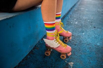 Detalle del calzado especial de una de las patinadoras que participaron en la celebración del taller de 'skate' por parte de Canary Roller Girls, este sábado en el polideportivo Manolo Santaella de Puerto de la Cruz.