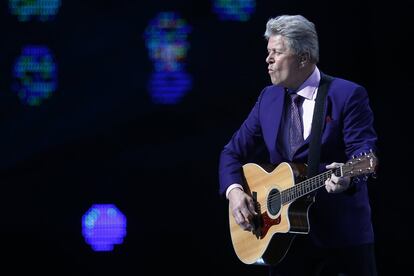 El cantante estadounidense Peter Cetera actúa durante la cuarta noche de la 58º versión del Festival internacional de la canción de Viña del Mar.