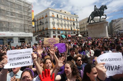 Protesta per la sentència de la Manada davant de la seu de la Comunitat de Madrid, aquest dimecres.
