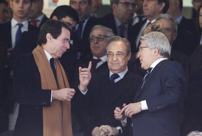 El expresidente del Gobierno,José María Aznar; el presidente del Real Madrid, Florentino Pérez,  y el presidente del Atlético de Madrid, Enrique Cerezo, conversan antes del partido.