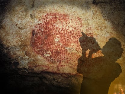 Proyección de la sombra de una persona mientras sopla la concha encontrada en la cueva decorada de Marsoulas, en Francia.