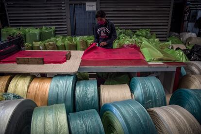 Una trabajadora dobla bolsas de plástico para residuos biológicos en Toluca, México.