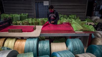 Una trabajadora dobla bolsas de plástico para residuos biológicos en Toluca, México.