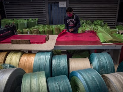 Una trabajadora dobla bolsas de plástico para residuos biológicos en Toluca, México.