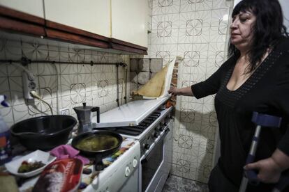 Luisa García muestra el deterioro de la pared de la cocina de su casa en la Colonia Experimental de Villaverde.