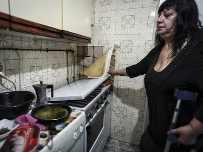 Luisa García muestra el deterioro de la pared de la cocina de su casa en la Colonia Experimental de Villaverde.