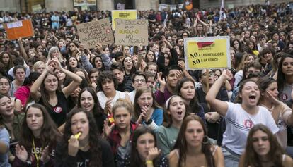 L’oposició a les revàlides —ja desestimades— i els preus de les matrícules universitàries han provocat la resposta de milers d’estudiants al carrer.