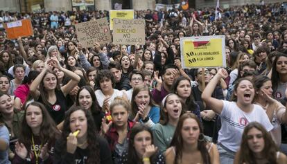 L&rsquo;oposici&oacute; a les rev&agrave;lides &mdash;ja desestimades&mdash; i els preus de les matr&iacute;cules universit&agrave;ries han provocat la resposta de milers d&rsquo;estudiants al carrer.