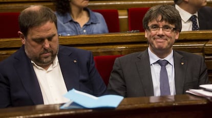 A la derecha, el presidente de la Generalitat de Cataluña, Carles Puigdemont, junto al vicepresidente Oriol Junqueras.