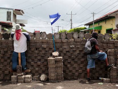 Um manifestante em uma barricada em uma comunidade indígena da Nicarágua.