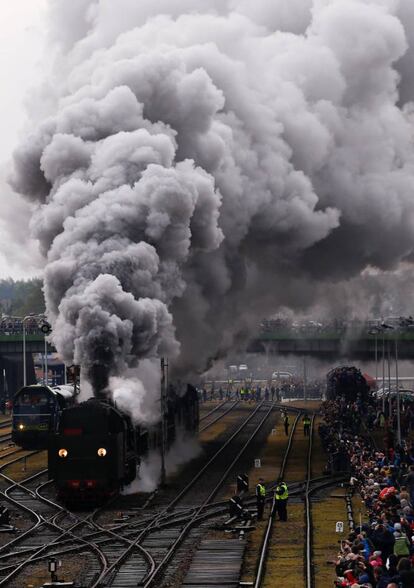 Locomotoras de vapor durante el desfile anual de Wolzstyn (Polonia).
