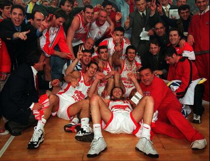 Los jugadores del Olimpiakos celebran su victoria en la Copa de Europa de 1997.