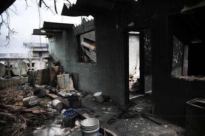 Un área destruida del depósito de combustible que estuvo envuelto en llamas durante cinco días.