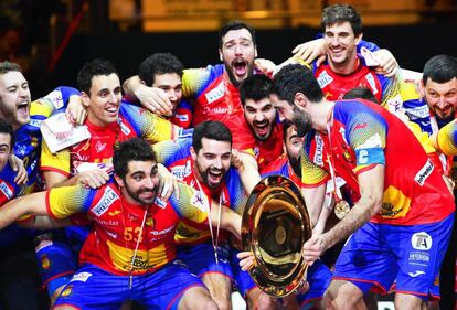 La selecci&oacute;n espa&ntilde;ola de balonmano celebra el t&iacute;tulo. 