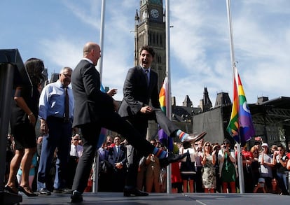 <p>Si muchos líderes mundiales utilizan su vestuario para enviar mensajes acerca de un tema o una posición se podría decir que Justin Trudeau en vez de hacerlo con una corbata lo hace con sus calcetines. El pasado domingo Trudeau marchó por el Orgullo Gay, con unos calcetines con los colores del arcoíris y con las palabras Eid Mubarak, en reconocimiento a la fiesta islámica que marca el final del Ramadán. Con este simple gesto el primer ministro canadiense honró a dos comunidades. Y además, apoyó a la industria local. El par de calcetines fue elaborado por una compañía de Toronto.</p> <br> <p> <p>En la imagen Justin Trudeau junto a Randy Boissonnault en la ceremonia por el Orgullo gay en Ontario.</p> <br> <p>