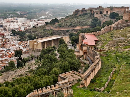 Vista del castillo de Sagunto, con el edificio techado de recepción de visitantes acabado y cerrado desde hace 11 años y el escenario del teatro Romano, abajo a la izquierda.