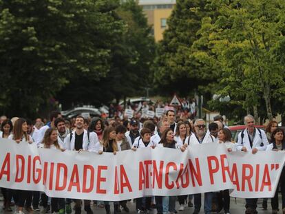 Manifestación de médicos de atención primaria este lunes por las calles de Santiago.
