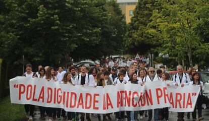 Manifestación de médicos de atención primaria en junio por las calles de Santiago.