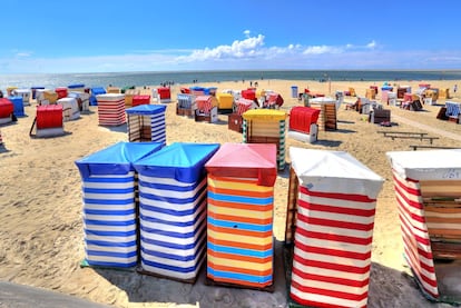 Bañada al sur por el mar de Frisia y, al norte, por el mar del Norte, Borkum es una pequeña isla de apenas 30 kilómetros cuadrados y una población de unos 5.500 habitantes concentrada en una única ciudad (del mismo nombre). Solo los residentes en la isla más grande de las Frisias orientales tienen derecho a circular en coche, así que es un lugar ideal para dar largos paseos en bicicleta o a pie entre singulares parajes naturales y largas playas de arena. Aquí se puede llegar en dos horas en ferri desde la ciudad alemana de Emden. Y ya en la playa, por unos pocos euros se puede alquilar un ‘strandzelt’, una especie de hamaca de madera con una pequeña tienda para relajarse y resguardarse del sol. Más información: <a href="https://www.borkum.com/" target="_blank">borkum.com</a>