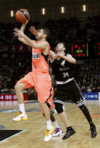 Juan Carlos Navarro entra a canasta ante la oposición de Kostas Vasileiadis.