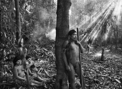 De pie, Manisvo con un palo de madera. Sentadas, Manisvo y Kulutxia, sentada con la pequeña Maya Koluvo en brazos.