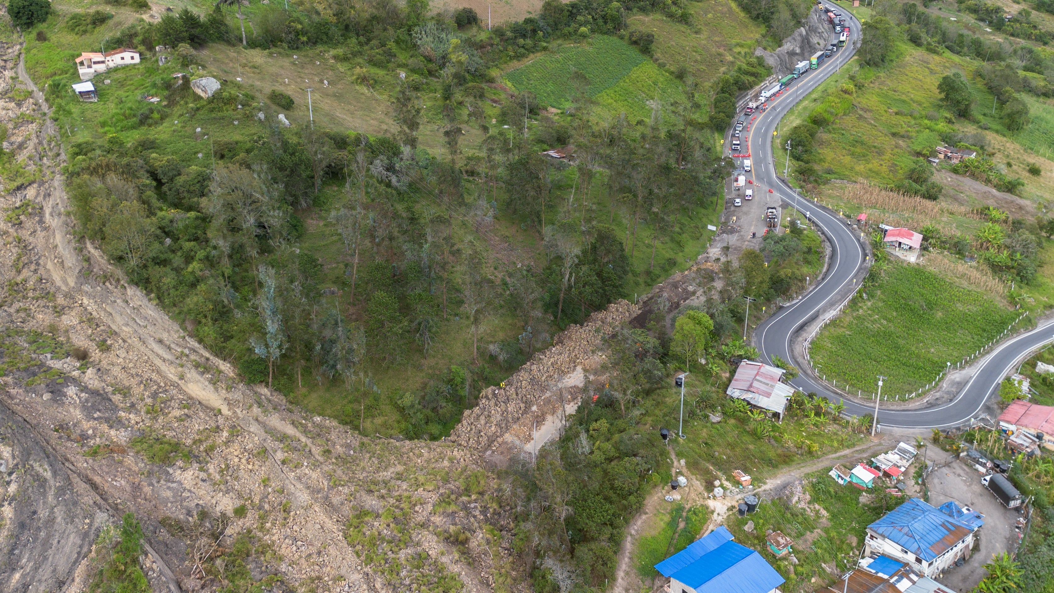 Vista aérea del derrumbe en el km 18 de la Vía al Llano, el 1 de octubre.