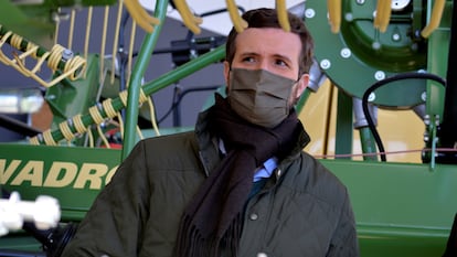 Popular Party president Pablo Casado visiting a farm machinery business in Villamartín de Campos (Palencia) on Sunday.
