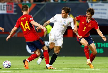 Le Normand y Laporte tratan de robar el balón a Zaniolo durante el partido entre Italia y España en las semifinales de la Liga de las Naciones el jueves.
