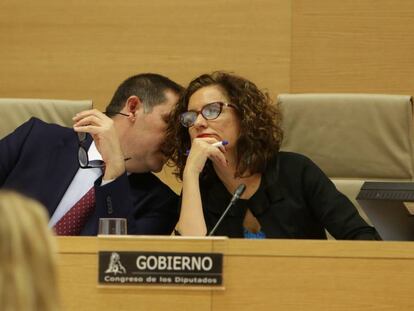 El vicepresidente de la Comisión de Hacienda del Congreso, José Luis Ramos Rodríguez, y la ministra de Hacienda, María Jesús Montero, en el Congreso. 