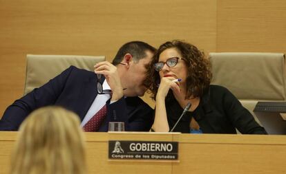 El vicepresidente de la Comisión de Hacienda del Congreso, José Luis Ramos Rodríguez, y la ministra de Hacienda, María Jesús Montero, en el Congreso. 