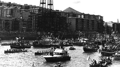 El Athletic celebra en la gabarra la liga de 1984.